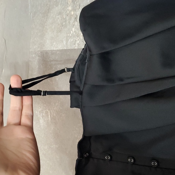 NWOT Guess Elegant Black Cold-Shoulder Long Sleeves Blouse Top. Black. Size M. - Picture 2 of 13